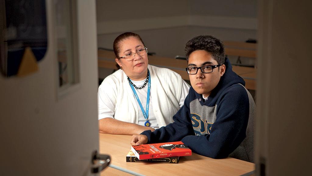 Os programas anti-bullying vão desde grupos de jovens que aprendem a auxiliar as vítimas até palestras para capacitar pais e professores Um desses colégios é o Bandeirantes, um dos mais tradicionais