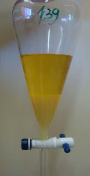 40 (a) (b) Figura 6- (a) Cromatografia em camada delgada; (b) Processo de separação das fases, biodiesel/glicerina.