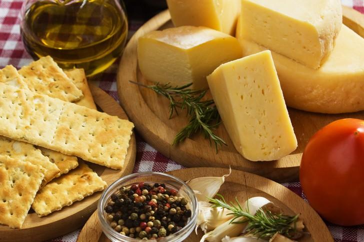 O queijo contém uma alta porcentagem de proteínas (até 25%), gorduras (até 60%), cálcio, zinco, fósforo e ácido fólico, elementos que são digeridos melhor que no leite.