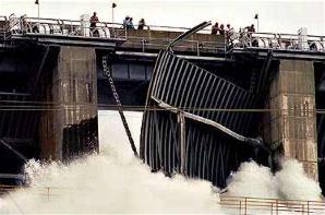 O estudo de comportas hidráulicas ganhou mais importância após o acidente na barragem Folsom em 1995.