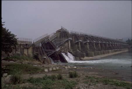 Figura 1.2 Acidente na barragem de ShihKang em 1999 (http://nisee.berkeley.edu/library).