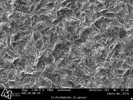 A análise dessas micrografias de MEV permite observar que se trata de superfícies homogêneas e bastante cristalinas.