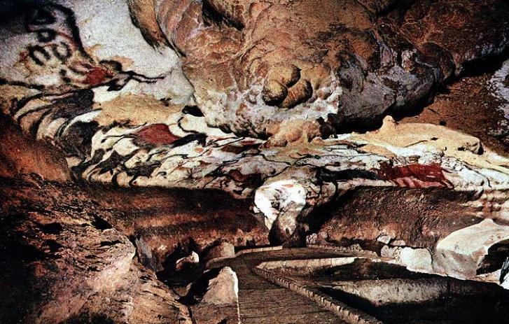 Também do Paleolítico Superior (±40 000 10 000) datam as pinturas de animais nas Grutas de Lascaux, em