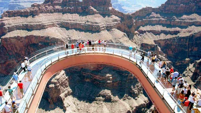 O trabalho da natureza na erosão e coloração deste solo, após milhares anos de trabalho do Rio Colorado, faz com que o turista se