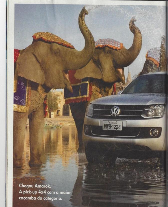 39 FIGURA 2 Fonte: Revista Veja Junho/2010 O cenário da propaganda impressa na Revista Veja traz a Amarok nas margens de um rio da Índia- o Ganges e ao seu redor cinco elefantes saudando a Pick-up