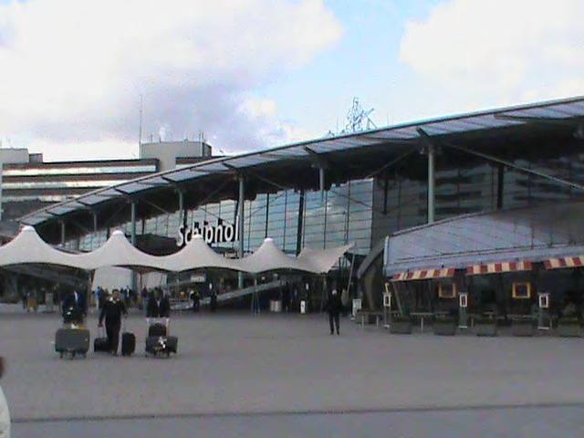 Quando chegaram, despedimo-nos da professora Marta e fomos deixar as nossas bagagens no check-in. A seguir, fomos comprar lembranças no aeroporto.