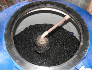 A Fonte:iX Estudos e Projetos (2015) Figura 2: Preparação dos biorreatores (A) Coletor de chorume (B) Camada de brita para drenagem do chorume (C) Dreno de biogás.