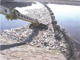 RESÍDUOS SÓLIDOS NA DRENAGEM URBANA Litter booms: Estruturas flutuantes instaladas transversalmente aos rios -New York (Jamaica Bay) -Melbourne -Brasil
