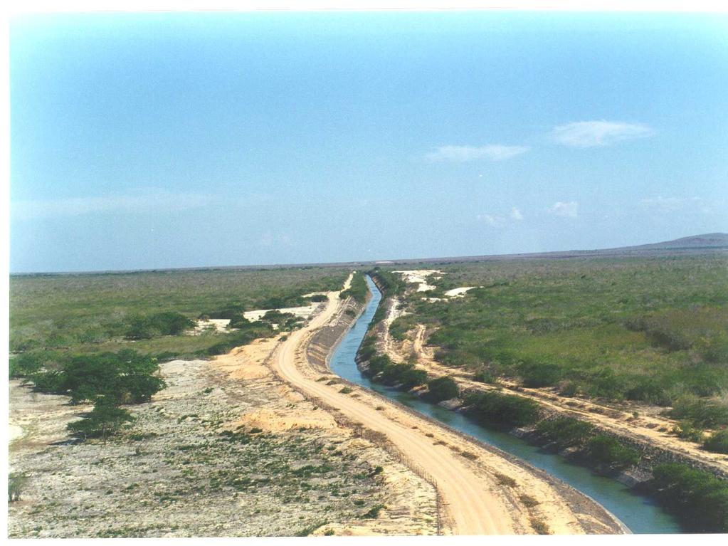 O canal que antes levava certeza de abastecimento a Região Metropolitana de Fortaleza (foto 01), agora leva o resgate da