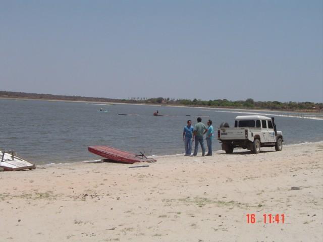 000 pessoas, quando o Canal é responsável pelo aporte hídrico de mais de 11 lagoas (fotos 03 e 04) que atendem diversas