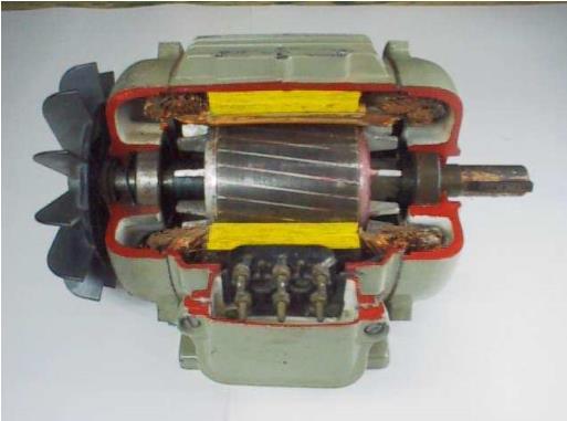 Motor indução A denominação de máquina de indução é utilizada porque a tensão do rotor (que proporciona a corrente e o campo magnético do rotor) é induzida no enrolamentos do