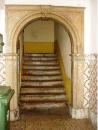 No caso dos edifícios pombalinos as escadas por norma eram interiores (Vide Figura 5.35) e sem iluminação natural à exceção de claraboias, situadas no topo da caixa de escadas.