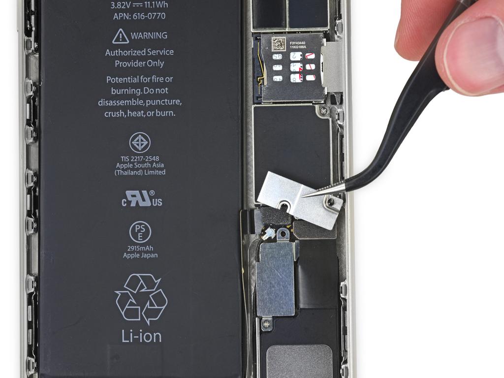 Passo 10 Remova o suporte metálico do conector da bateria do iphone.