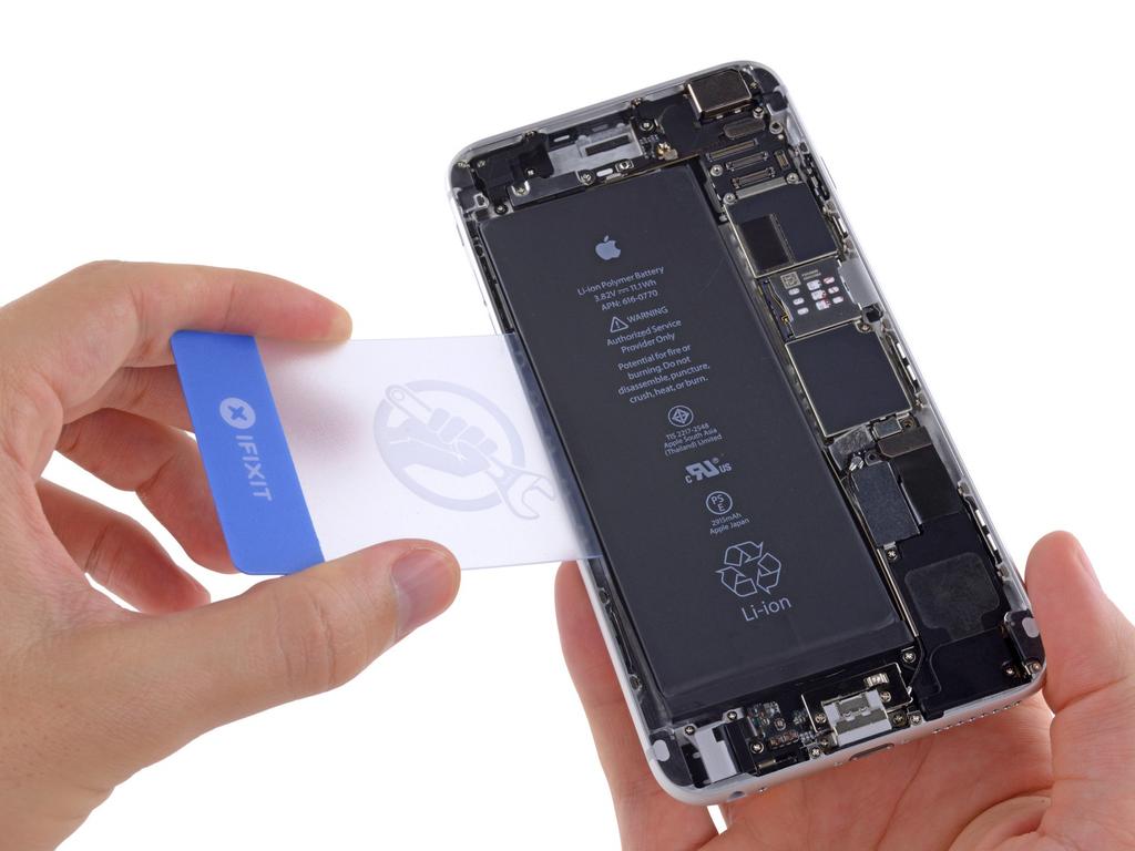 Passo 27 Vire a traseira do iphone e insira um cartão plástico entre a lateral da bateria e a estrutura traseira do dispositivo.