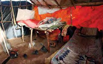 CONDIÇÕES DEGRADANTES = TRABALHO ESCRAVO ALOJAMENTO PRECÁRIO Em muitos casos, os trabalhadores vivem em barracos de lona em chão de terra.