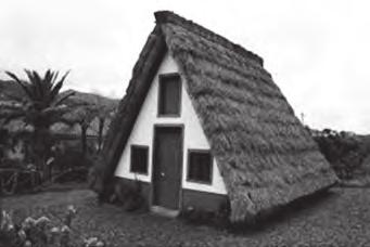 4. As casas típicas de Santana, localidade da costa norte da ilha da Madeira, parecem prismas triangulares.