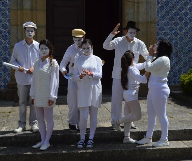 GRUPOS DE ENCONTRO DE JOVENS Sessões sobre temas como a Igualdade e