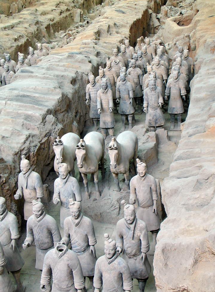 Para proteger sua tumba foram criados Os guerreiros e cavalos de terracota o túmulo do imperador Qin Shi Huang e
