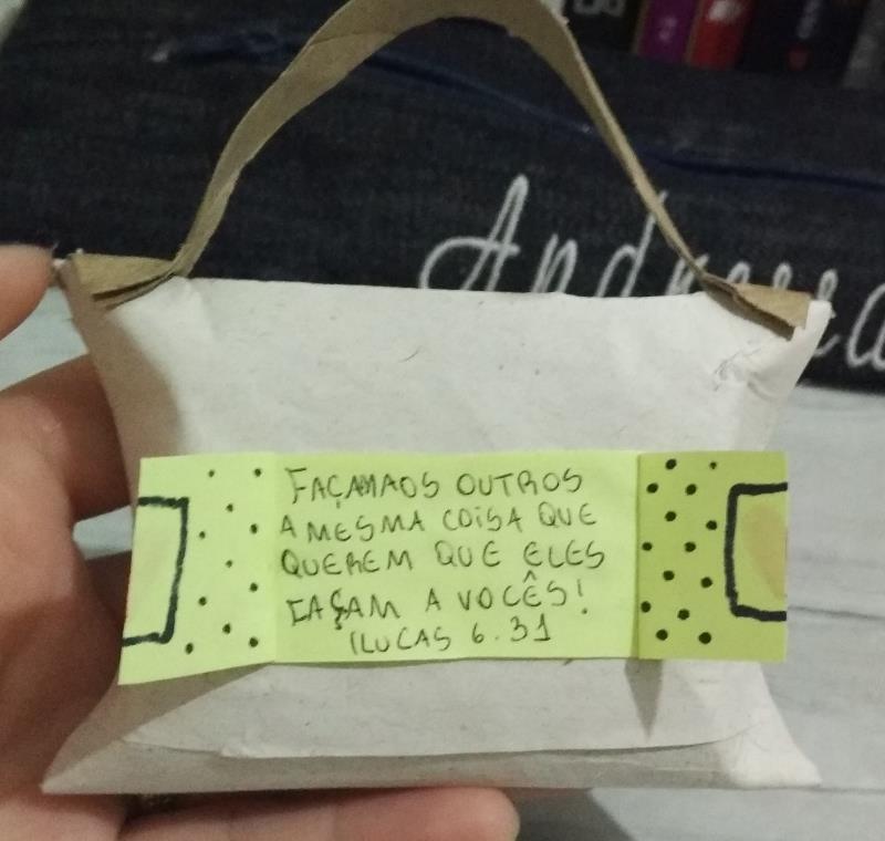 bolsa um papelzinho e cumprir com a tarefa, colocando em prática o que aprenderam.