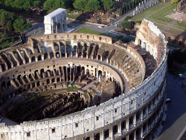 5 Além disso, o povo romano apreciava muito as lutas dos gladiadores. Essas lutas compunham um espetáculo que podia ser apreciado de qualquer ângulo.