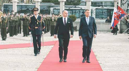 www.sport.sk Z DOMOVA 21 Prezident SR Andrej Kiska (vľavo v popredí) včera v Prezidentskom paláci v Bratislave prijal prezidenta Rumunska Klausa W. Iohannisa (vpravo).