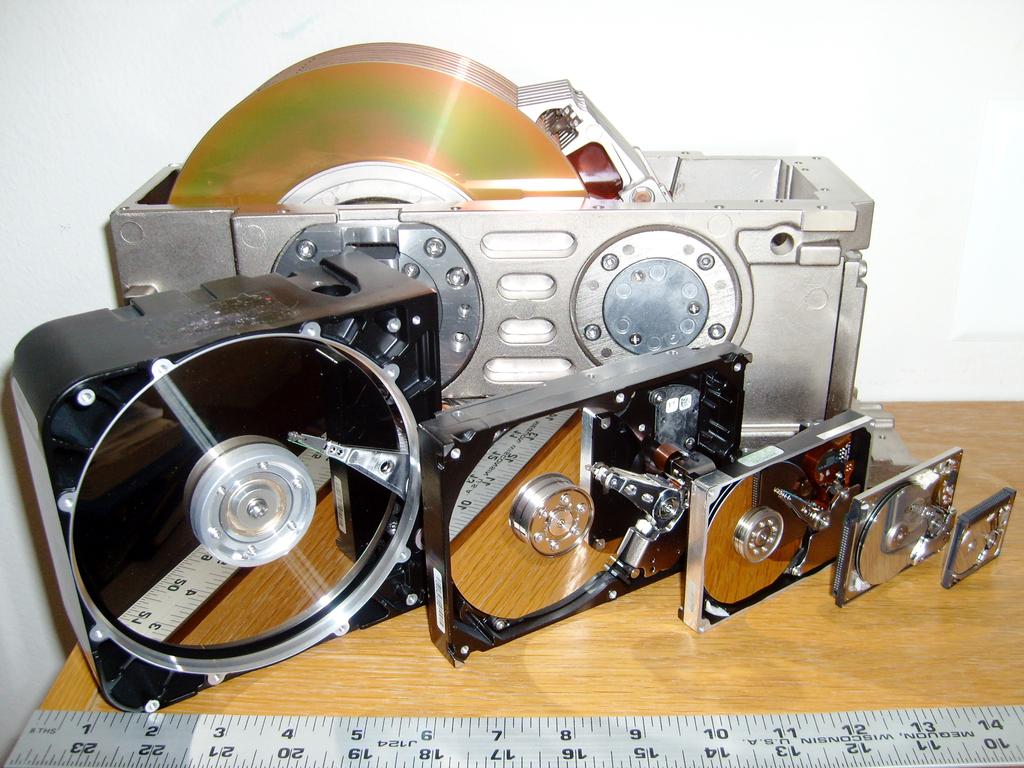 Arquivo Um arquivo é uma seqüência de bytes localizada em um dispositivo de armazenamento Disco rígido (HDD), CD-ROM, Pen-Drive, Cartão SD,