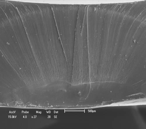 A observação por microscopia eletrônica de varredura mostrou uma morfologia típica de fratura frágil uma região inicial espelhada, uma zona de transição e uma