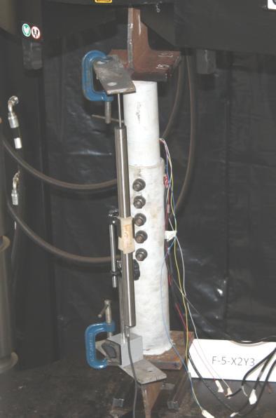 Metodologia de ensaio Depois de prontos, os protótipos foram presos na prensa servohidráulica na posição vertical, sendo o tubo com diâmetro maior posicionado