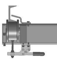 A base é equipada com 4 rodas, sendo que duas possuem um sistema de freio manual para travamento do equipamento no trilho para evitar o deslocamento involuntário.