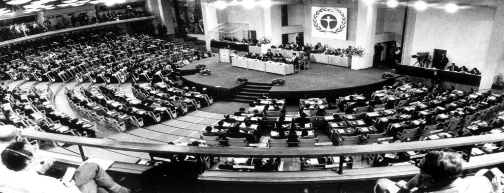 Histórico Em 1972 ocorreu a conferência de Estocolmo que foi a primeira atitude mundial em tentar organizar as relações do homem com o meio ambiente. Zuin, V. G;