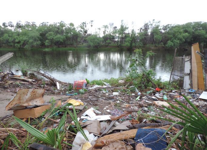 O lixo depositado de forma inadequada nas margens do rio, tende a ser levado para seu interior, como se pode ver em grande parte do trecho que corta o bairro, o rio Apodí-Mossoró se