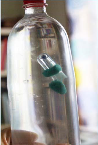 Submarino na garrafa Material necessário para cada participante ou dupla Uma