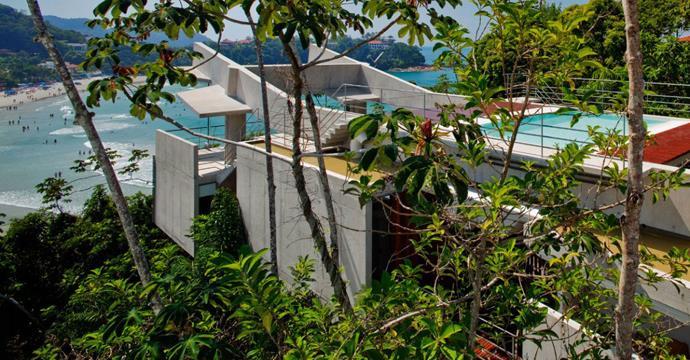 A edificação foi posicionada de forma a minimizar a interferência na topografia e vegetação.