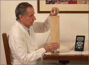 Lucchimeter Figura : Medição sendo realizada, com os sensores do lucchímetro em