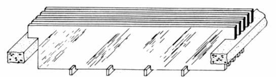 distribuir a água numa fina película que escoa sobre grandes superfícies, com o objetivo de proporcionar a máxima exposição da água a corrente de ar (Figura 3.59 e Figura 3.60).