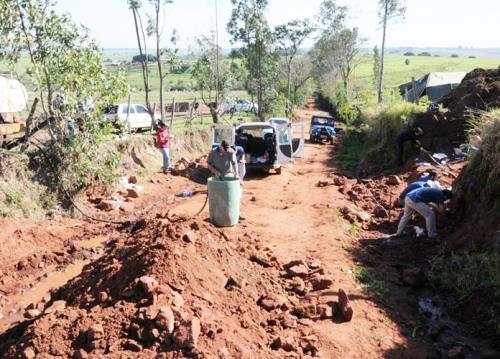 A retirada precipitada de material pode ter causado uma perda irreparável na informação tafonômica de um achado único e nos possíveis dados para uma estratigrafia de refinamento.