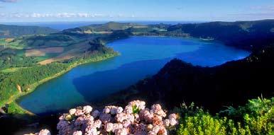 E TERCEIRA São Miguel e Terceira são as principais ilhas dos Açores e complementam-se em termos de paisagem e cultura.