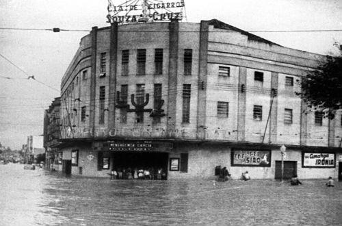 Enchente na Praça Zacarias na década de