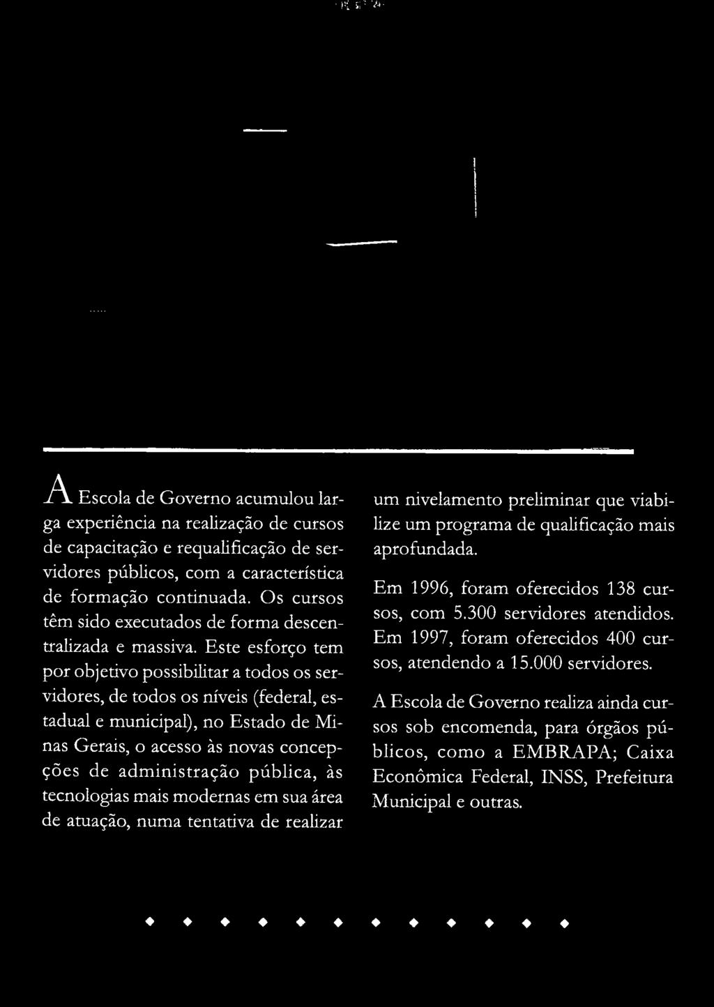 de formação continuada. Os cursos têm sido executados de forma descentralizada e massiva.