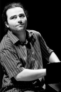 Daniel Muller piano acústico e elétrico, acordeom Mestre em música pela Universidade de Campinas, integra o Conversa Ribeira, que recria a música caipira sob uma perspectiva contemporânea e que