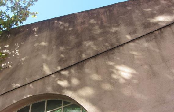fotografias. Figura 1- Mancha de humidade na parte superior da fachada tardoz.