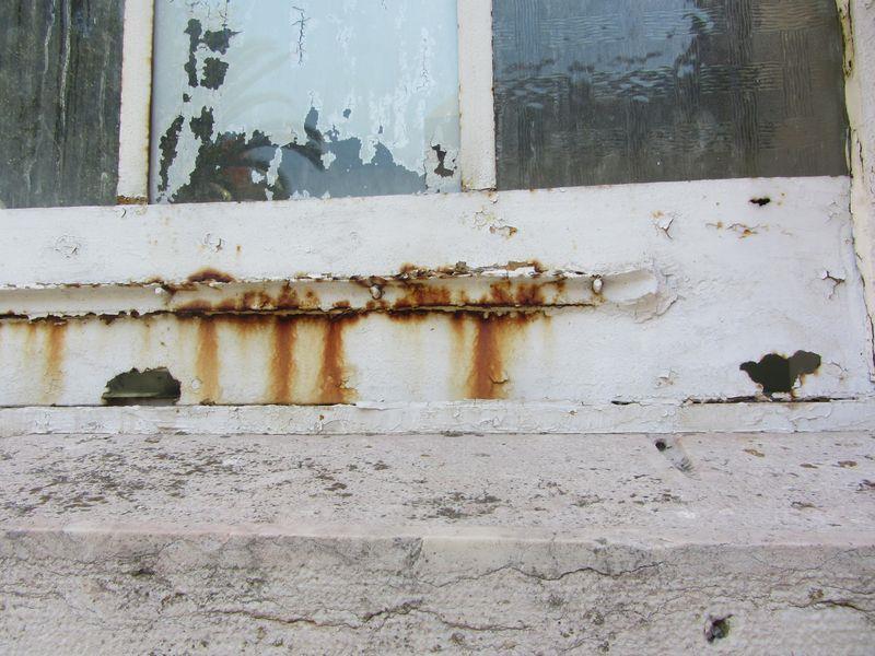 Figura 1- Vão de janela na fachada tardoz corroída. Fonte: Autor, outubro 2017.