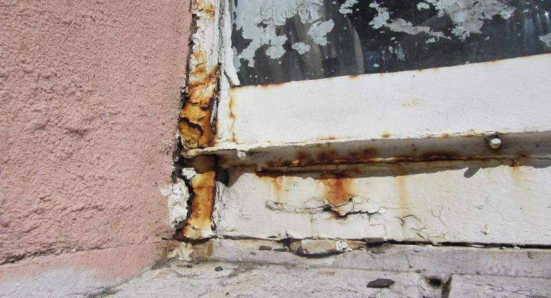 paramento. Fonte: Autor, outubro 2017. Figura 3- Vão de janela com corrosão avançado apresentando perda de material.