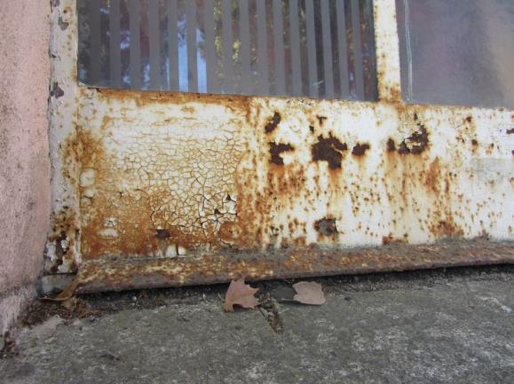 Figura 4- Vão de janela apresentando corrosão muito desenvolvida, tendo já em variados locais danificado por completo o