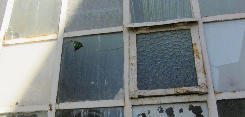 fotografia. Figura 1- Perda de vidro no vão de janela situado na fachada lateral direita. Fonte: Autor, outubro 2017.