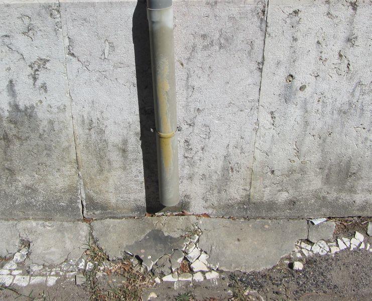 Figura 1- Revestimento de argamassa cimentícia já degradada por baixo do tubo de queda. Fonte: Autor, outubro 2017.