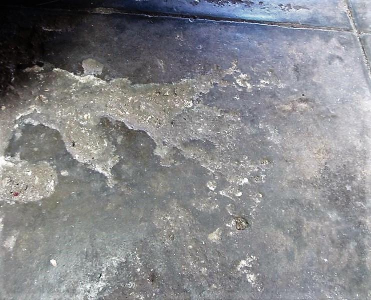 Figura 1- Desgaste do pavimento com destruição da camada superficial da betonilha. Fonte: Autor, outubro 2017.