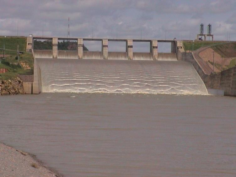 Alguns dos órgãos de descarga da barragem de Corumana Central hidroeléctrica Descarregador de cheias Com uma potência