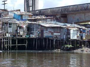 Casas sobre palafitas no Rio Capibaribe em