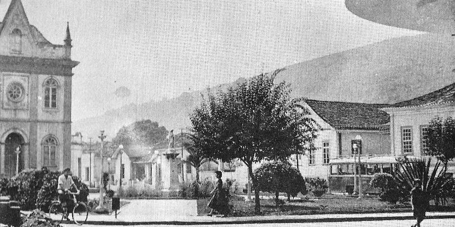 Viçosa: Folha de Viçosa, 1973. P. 35. Figura 192 Praça do Rosário em 1950 com a igreja do Rosário (indicada pela seta).